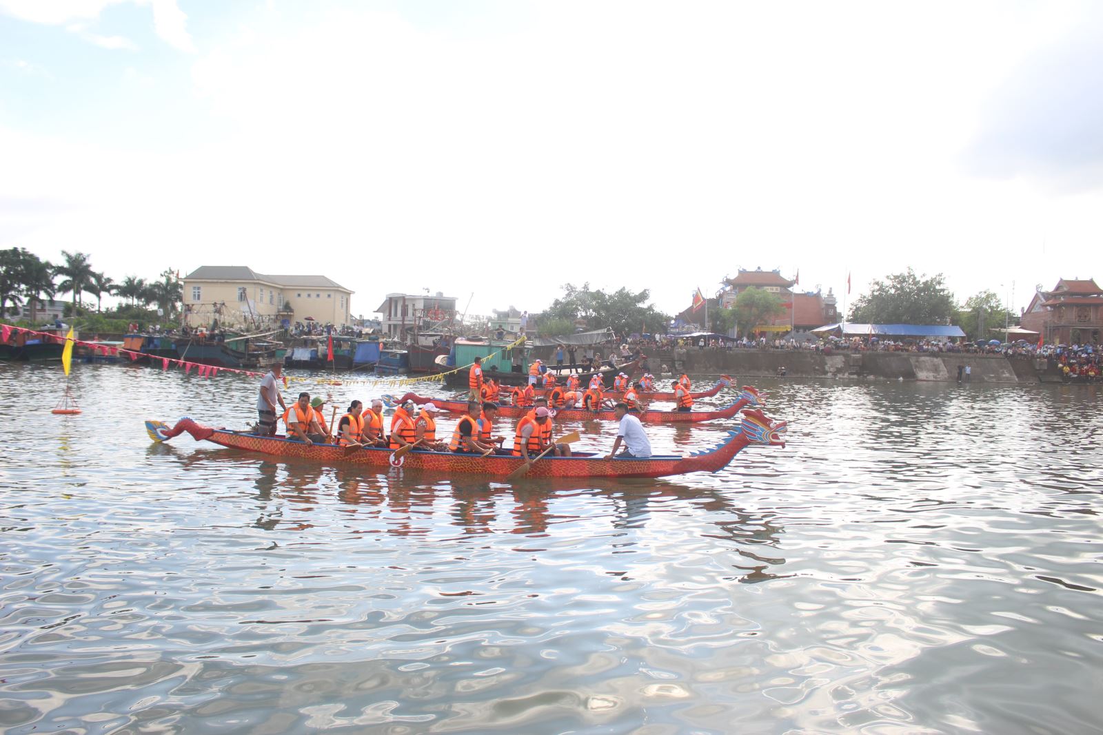 toàn cảnh lễ hội đua thuyền trên sông Hà Cối