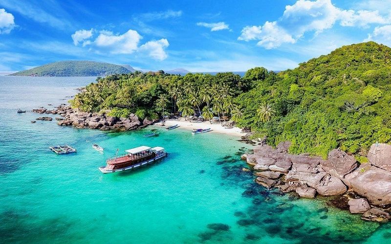 Chiêm Ngưỡng Vẻ Đẹp Bình Yên Của Đảo Vĩnh Trung – Điểm Đến Mới Mẻ Cho Tín Đồ Xê Dịch
