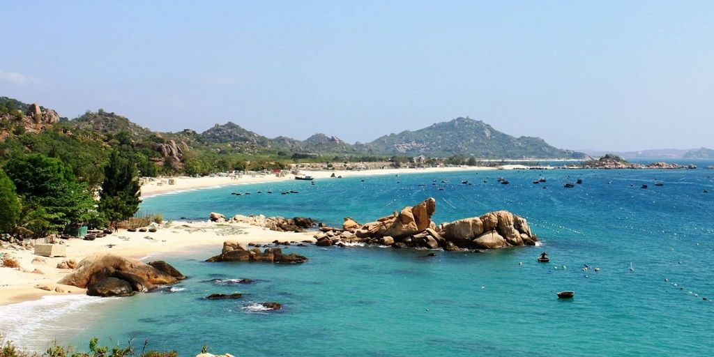 Khám Phá Vẻ Đẹp Hoang Sơ Của Bãi Biển Ngọc Vừng Cùng Du Lịch Hải Hà