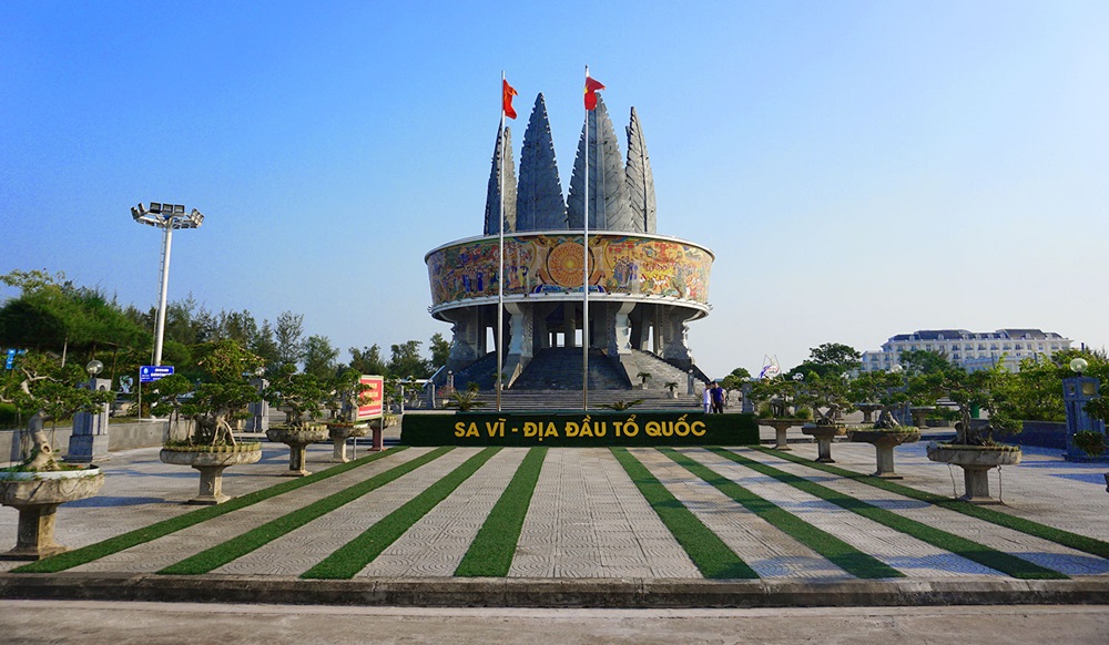 Chạm Tay Vào Điểm Địa Đầu Tổ Quốc Tại Mũi Sa Vĩ – Biểu Tượng Thiêng Liêng Của Đất Nước