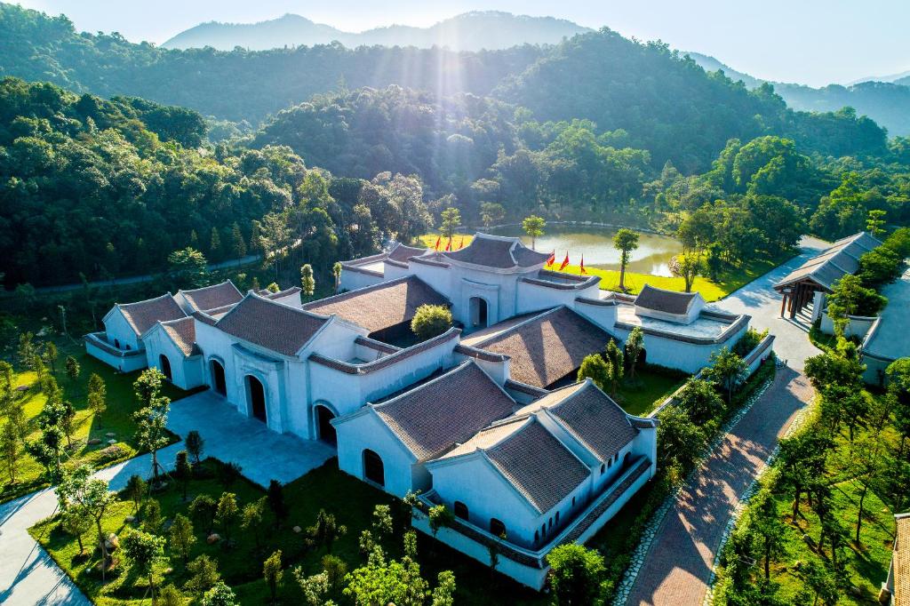 Khám Phá Vẻ Đẹp Tâm Linh và Thiên Nhiên Hùng Vĩ Của Yen Tu Village