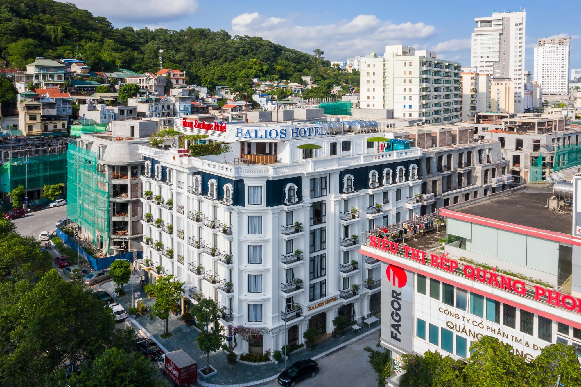 Khám Phá Vẻ Đẹp Tĩnh Lặng Của Bãi Vạn Cả – Viên Ngọc Giữa Lòng Quảng Ninh