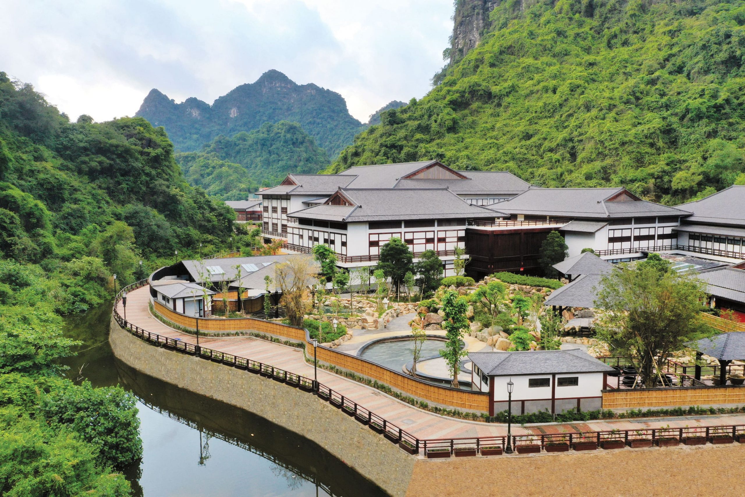 Review The Yacht Hotel by DC: Trải Nghiệm Lưu Trú Tại Hạ Long