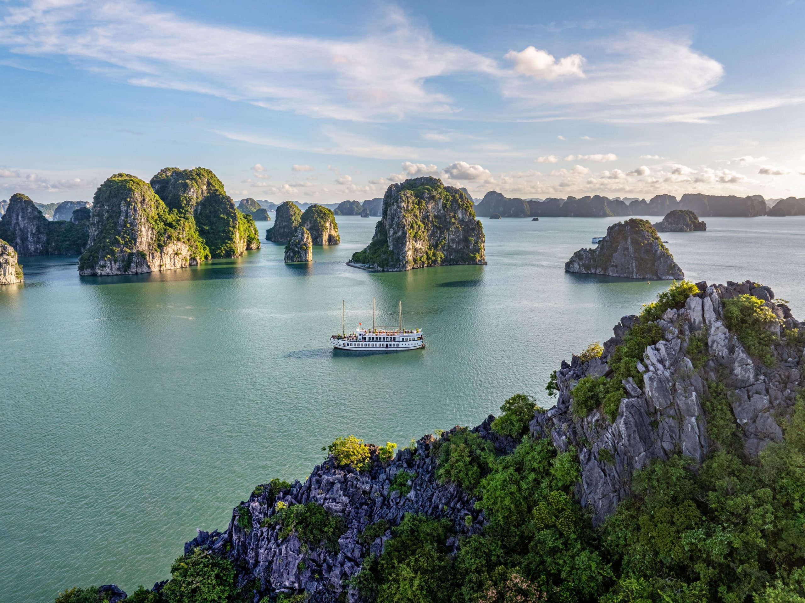Các hoạt động du lịch thú vị tại vịnh Bái Tử Long: Khám phá vùng vịnh còn “ẩn mình” của Quảng Ninh