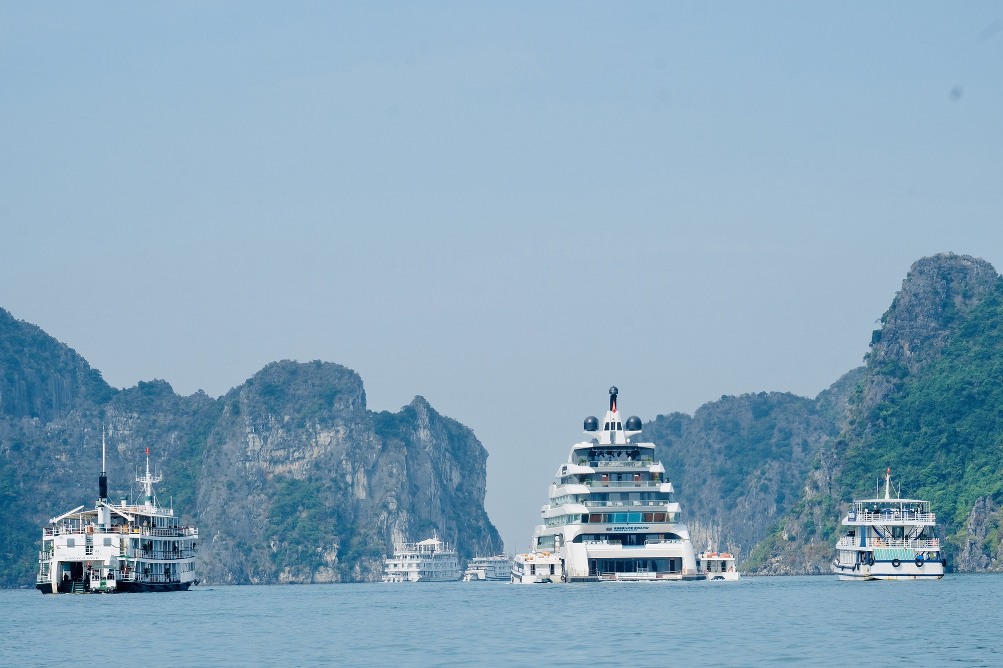 Đi tàu du lịch trên vịnh Hạ Long: Hành trình khám phá kỳ quan diệu kỳ cùng Du lịch Hải Hà