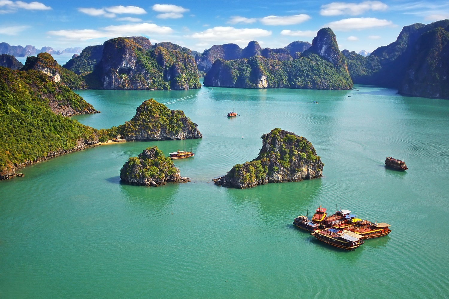 Hướng dẫn du lịch vịnh Hạ Long cho người mới: Khởi đầu hành trình thăng hoa cùng Du lịch Hải Hà