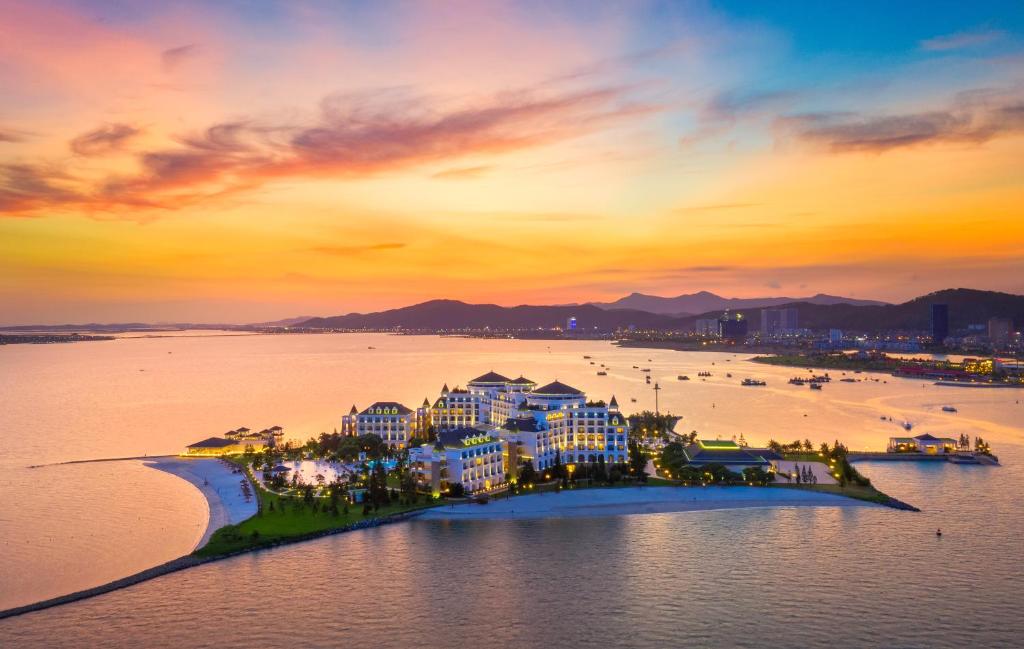 Top 10 địa điểm tham quan ở Quảng Ninh – “Hốt trọn” trải nghiệm chất, cực kỳ mê hoặc GenZ
