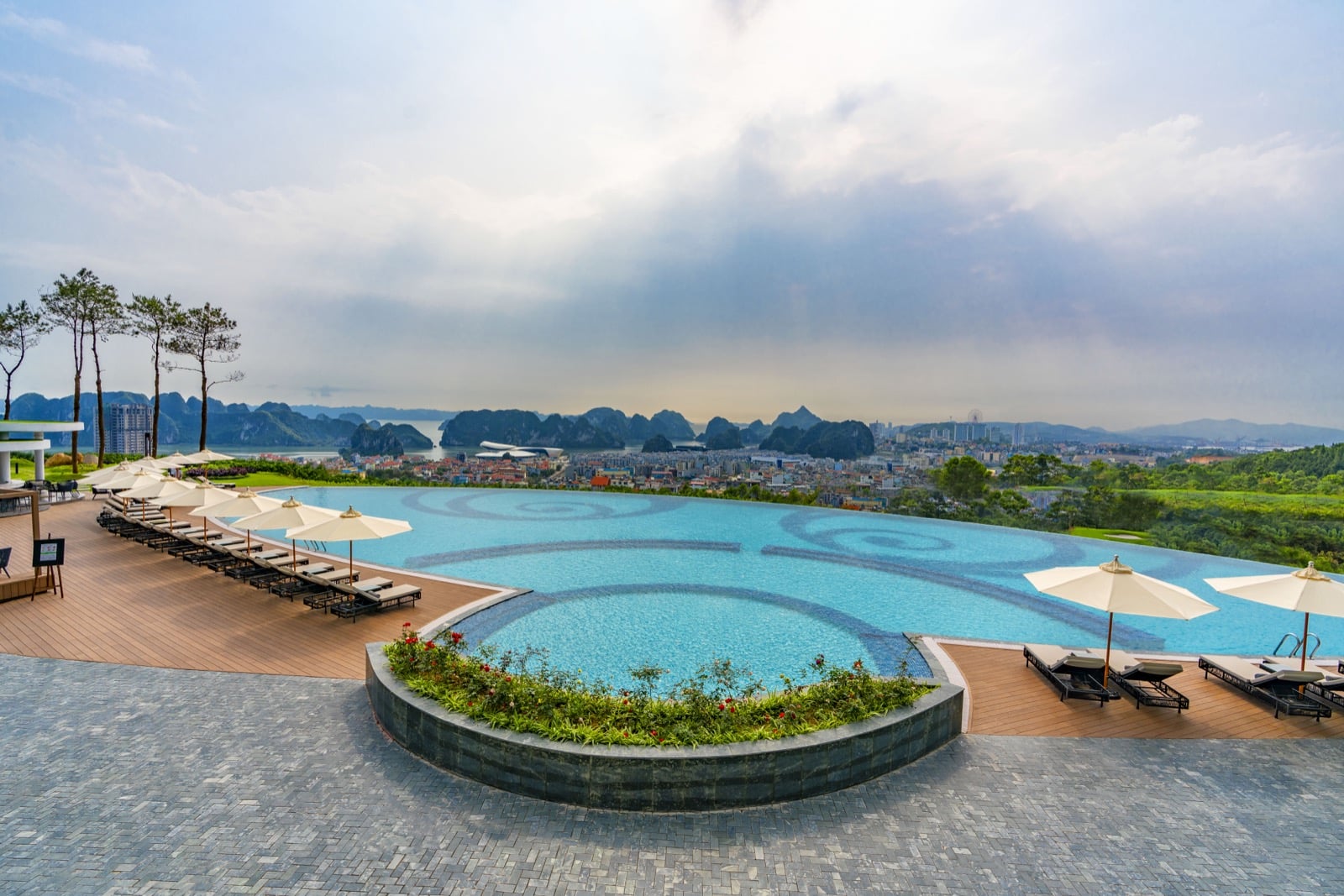 Top 5 resort sang trọng ở Hạ Long: Kinh nghiệm nghỉ dưỡng đích thực cho hành trình khám phá thành phố kỳ quan
