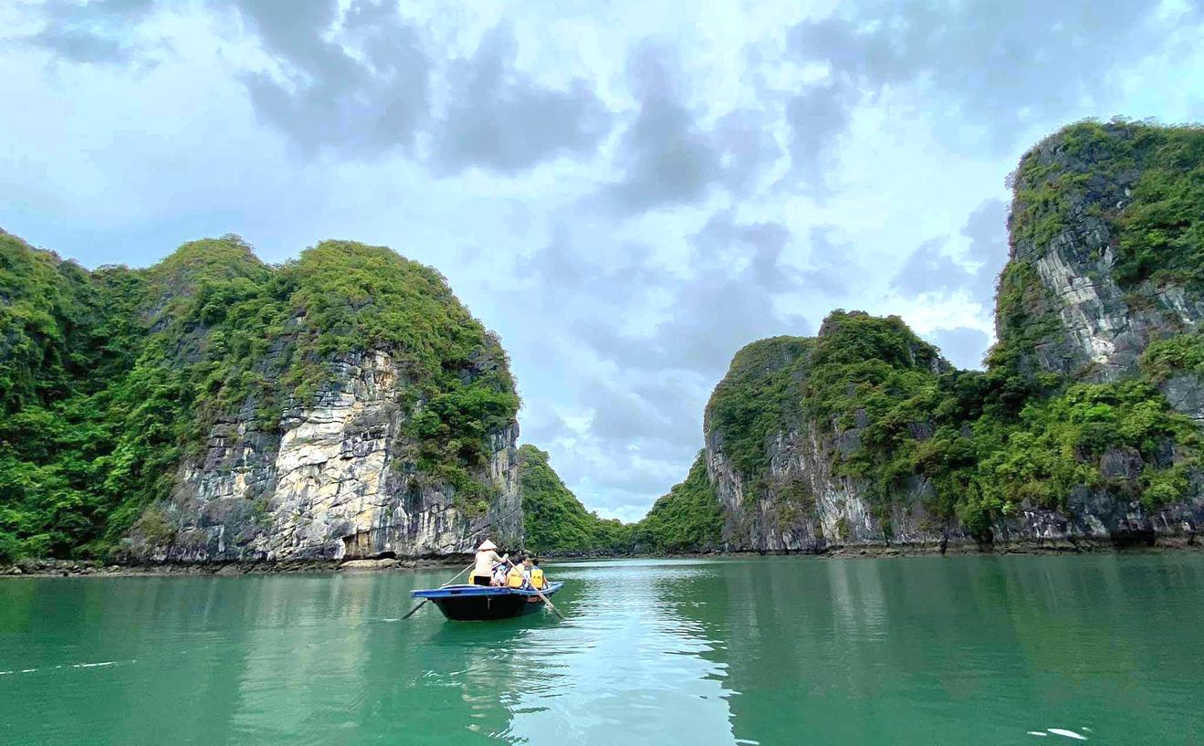 Tuyệt chiêu du lịch Quảng Ninh với chi phí tiết kiệm: Đi chơi sang – vui thả ga